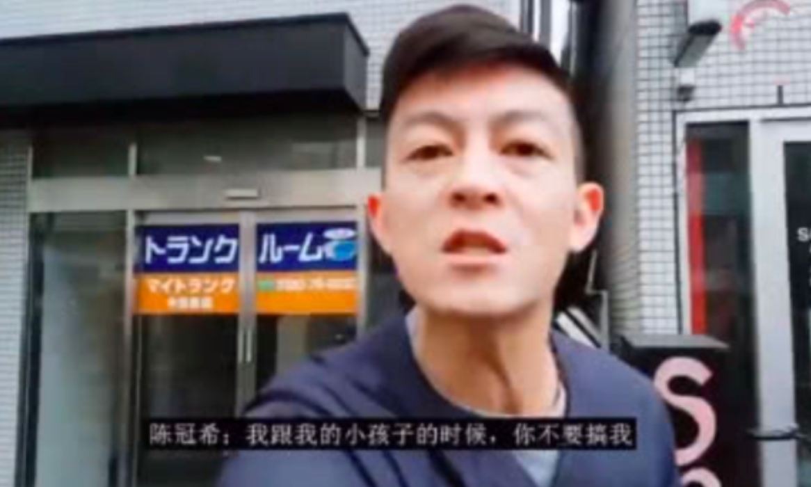 周杰伦助理疑侵犯路人隐私！查看路人手机相册，挡住过道没礼貌