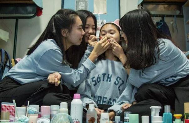 为阻挡学姐推销，大学生煞费苦心，寝室奇葩标语叫人憋不住笑