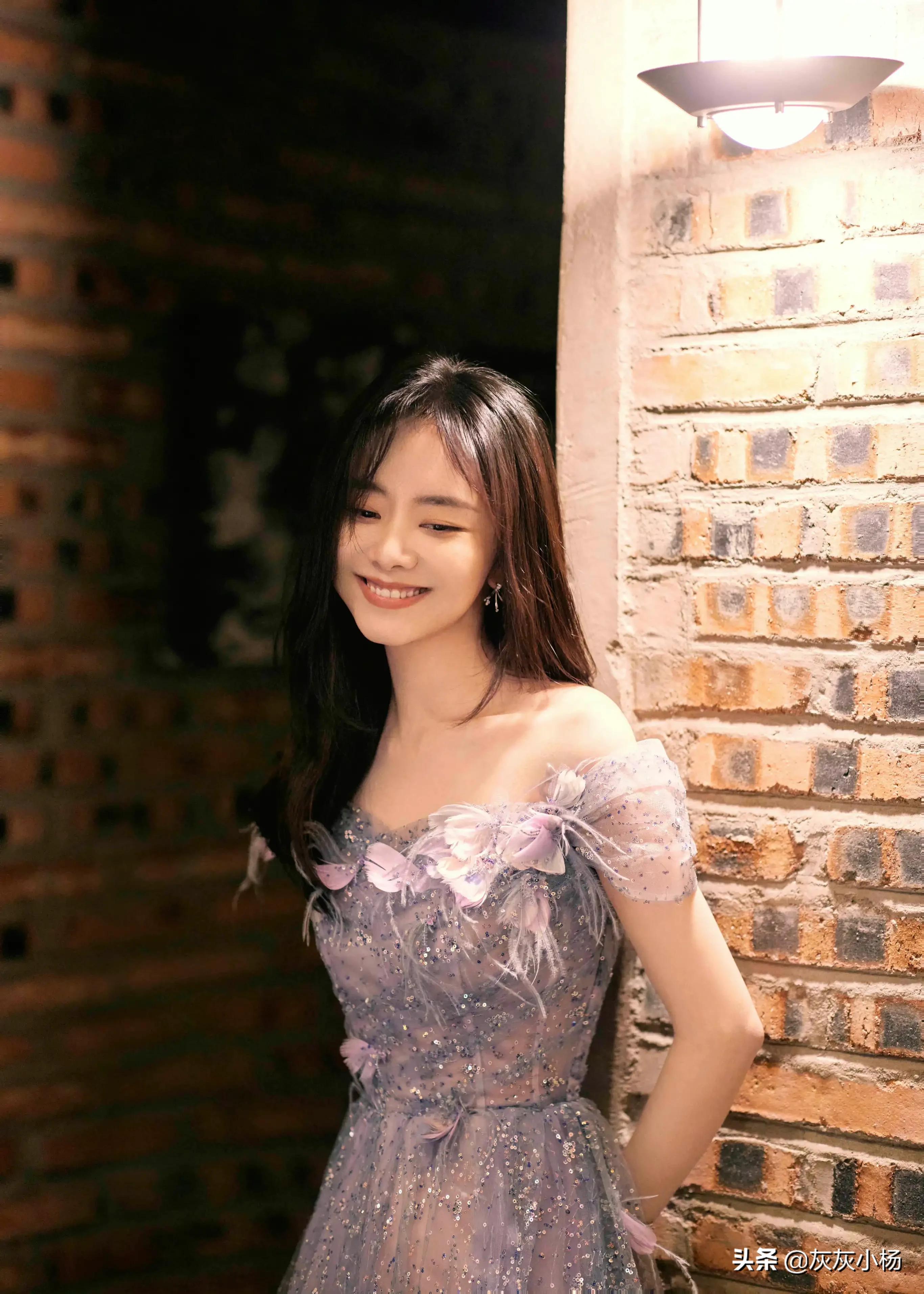 谭松韵，长裙娃娃脸，甜美可爱