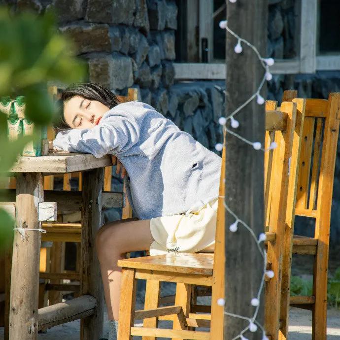 张子枫《#向往的生活#》私服解析七则，简约日常的夏日搭配！ ​​​