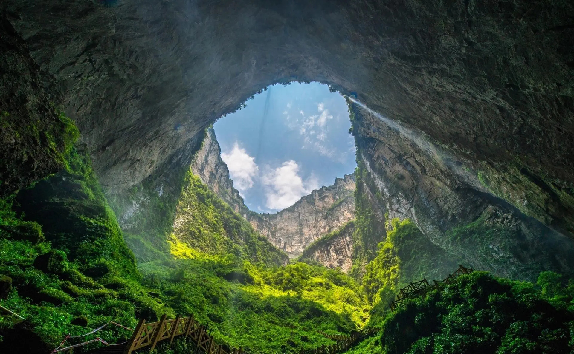 天坑广西发现巨大天坑