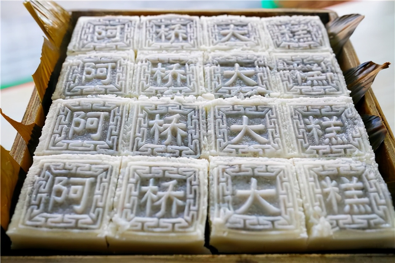 宁波有个很接地气的小吃，当地人定亲时必备，30块钱一盒，很美味