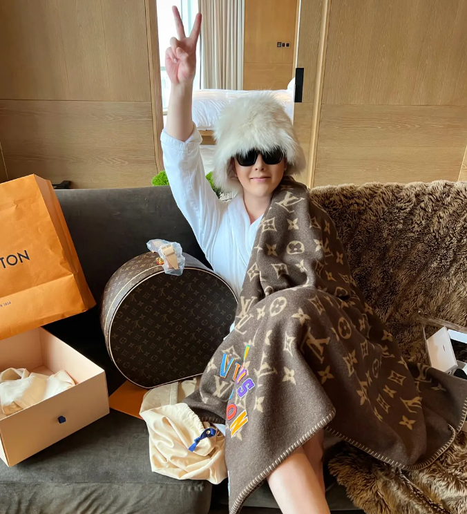 柏公子：雌雄难辨引争议，炫富出圈吸粉百万，背后老爷竟是秦奋？