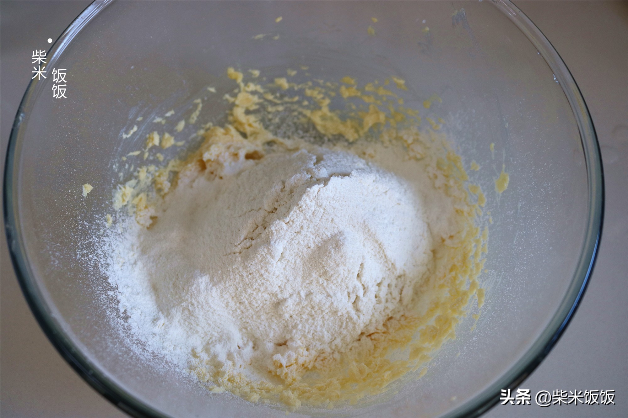 咬一口，酥掉渣，这款炼乳小方太好吃了，做法比面包蛋糕都简单