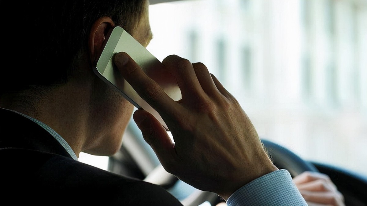 2004年，五旬老汉“易容”，骗财骗色22岁女大学毕业生