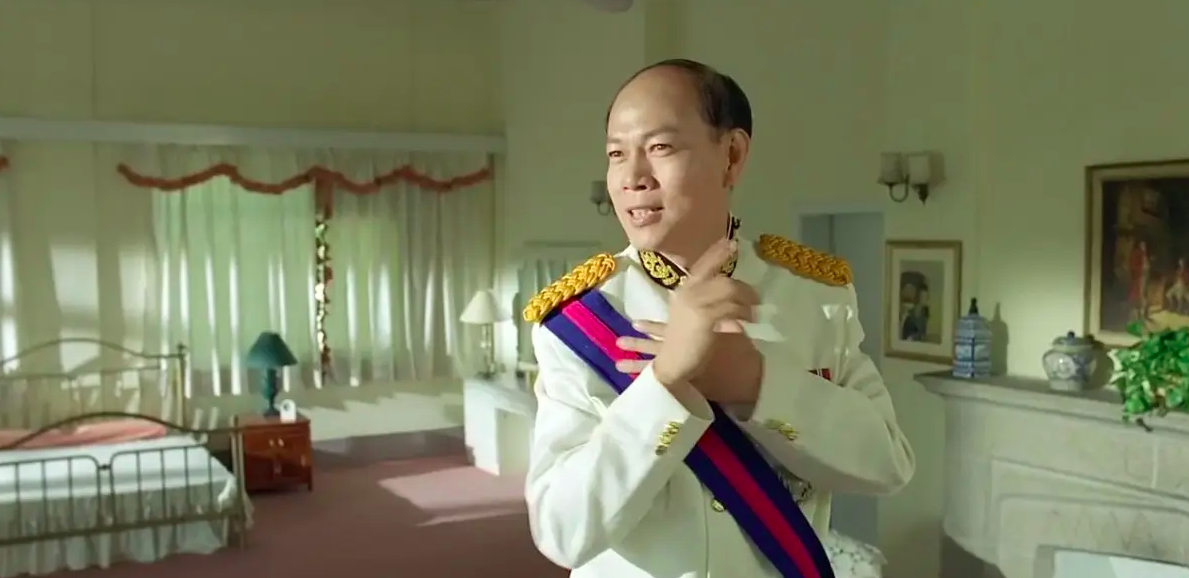 摘皇家警徽，无误差手表，放5次烟花，8部细节拉满的回归题材电影