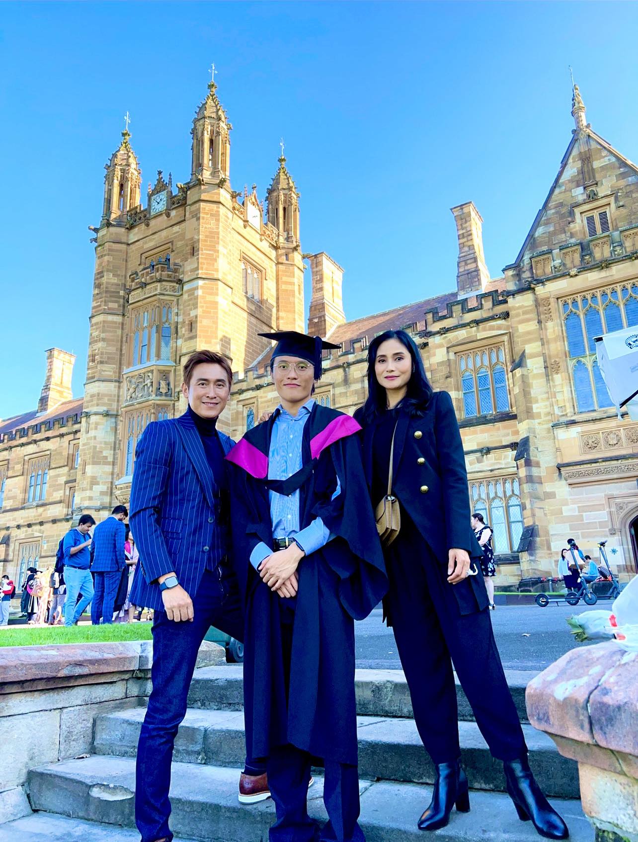 马德钟夫妇见证儿子毕业安慰又感动