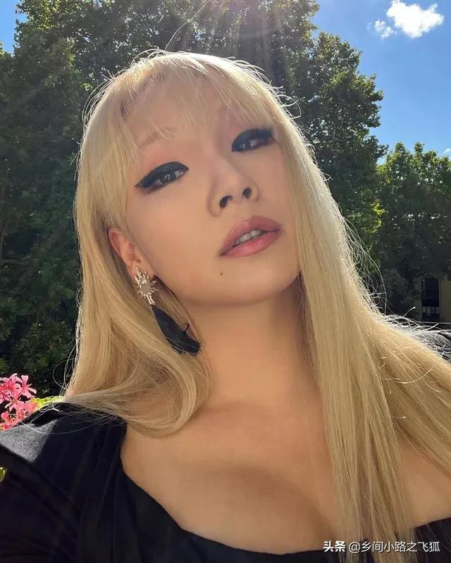 CL现身巴黎看秀 金发金耳饰金色珍珠闪亮霸气slay全场