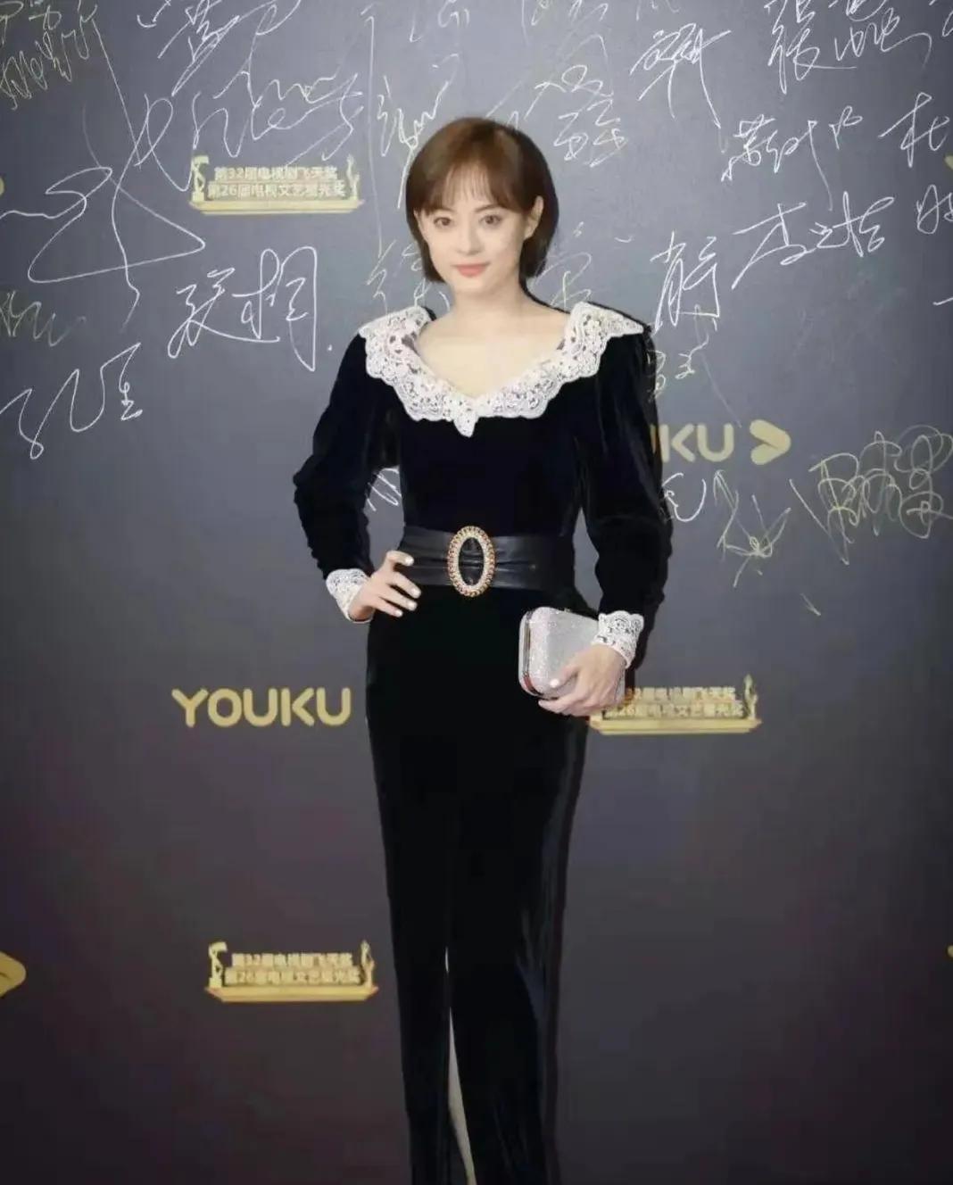 孙俪是真的很时髦，不规则的西装配干练短发，优雅高级又显更气质