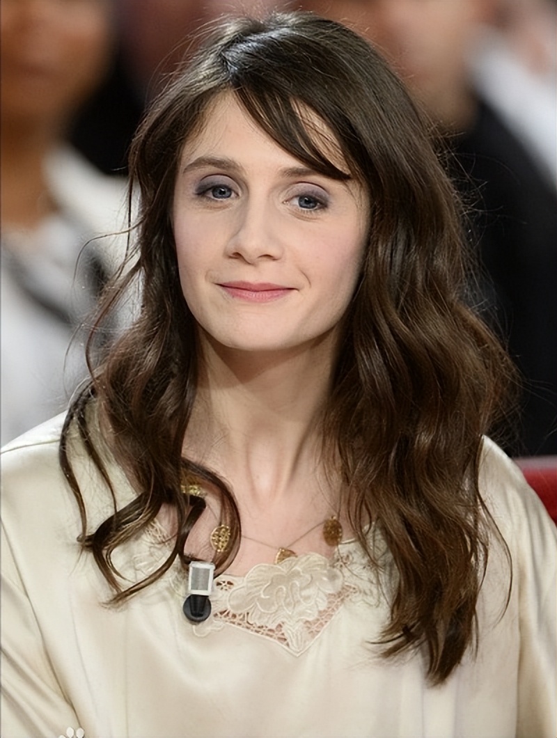 法国女星遭导演前男友家暴，社交平台曝光伤照，脸部青肿让人心疼