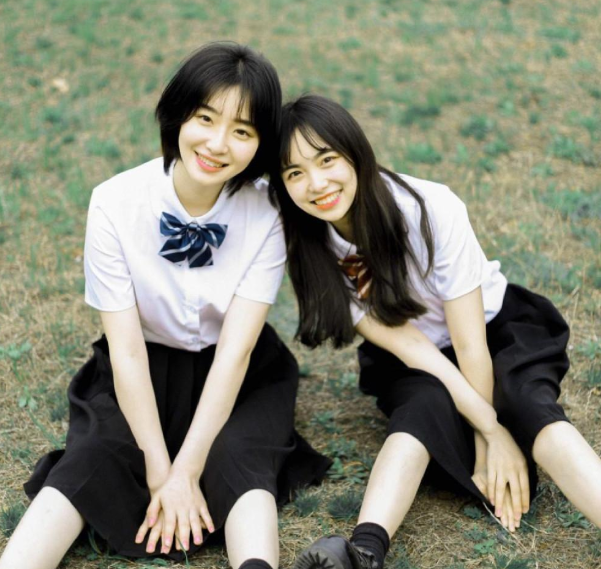 为防止中学生早恋，校长设计出一款“特殊校服”，真是用心良苦