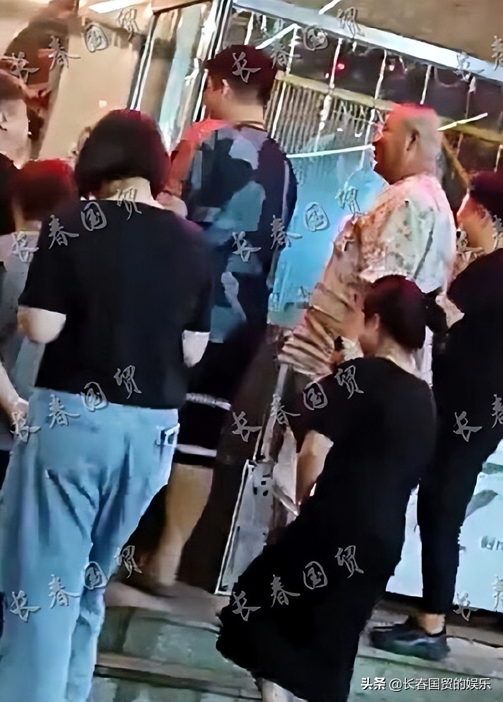 赵本山25岁儿子近照曝光，穿着随意吃烧烤，前呼后拥排场大