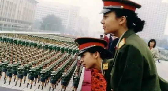 当年在阅兵仪式上“红遍中国”的双胞胎姐妹花，后来怎么样了？