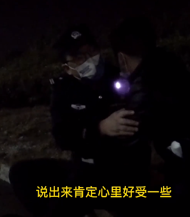 网传陕西佳县现“铁笼女”，官方介入【三分钟法治新闻全知道】