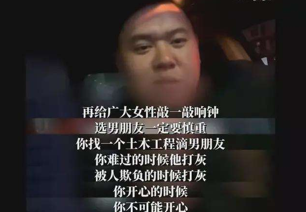 学校放假，校门口出现“勤俭持家”小能手，无奈中带着洒脱