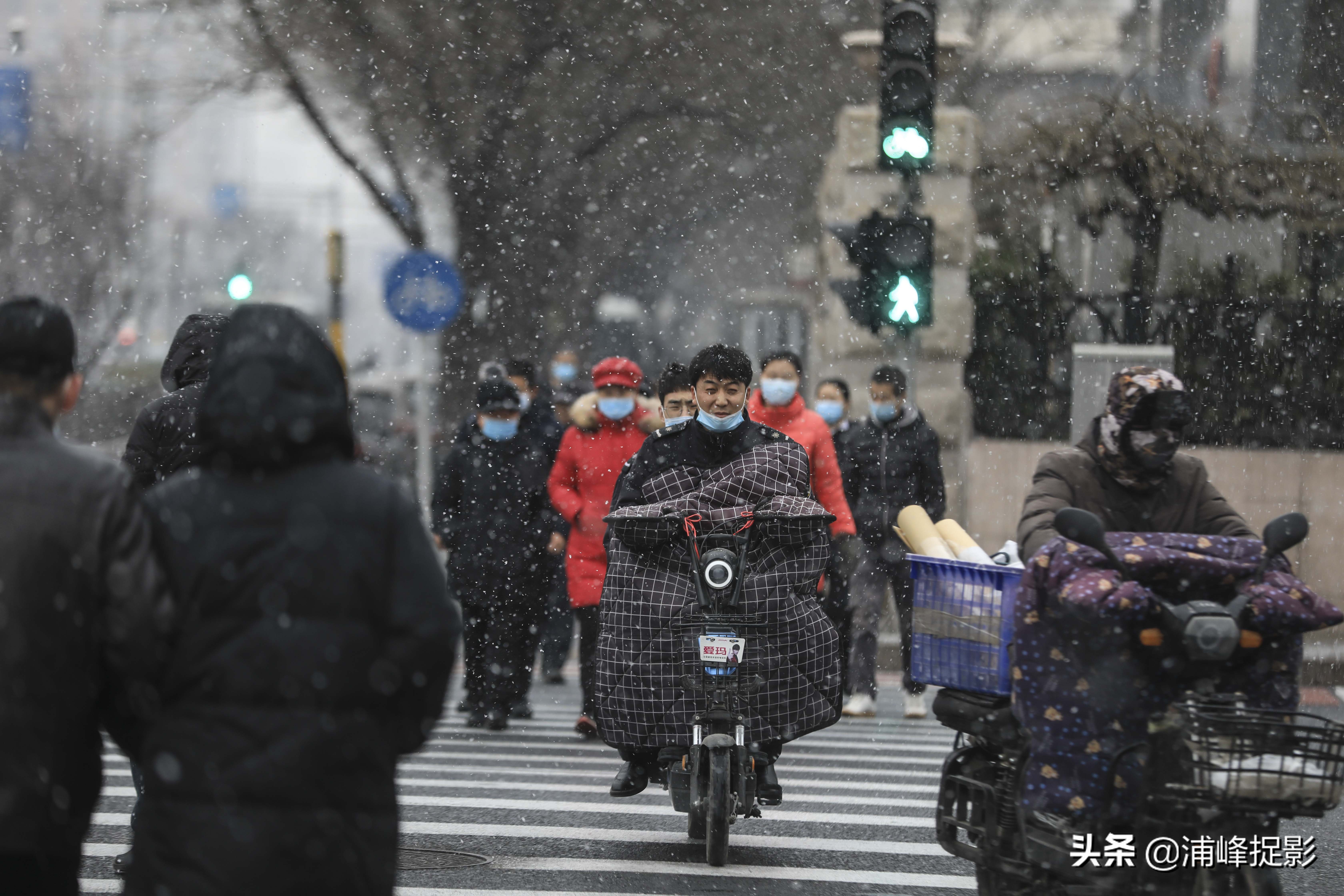 2022北京第二场雪，看到一双女生的漂亮皮鞋，黑的发亮
