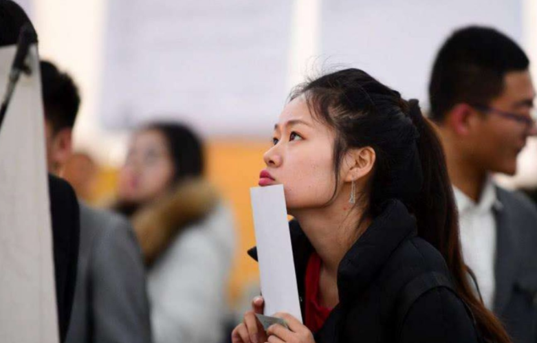 女大学生衣着单薄住桥底，寒风中仍捧电脑学习，评论区充满质疑声