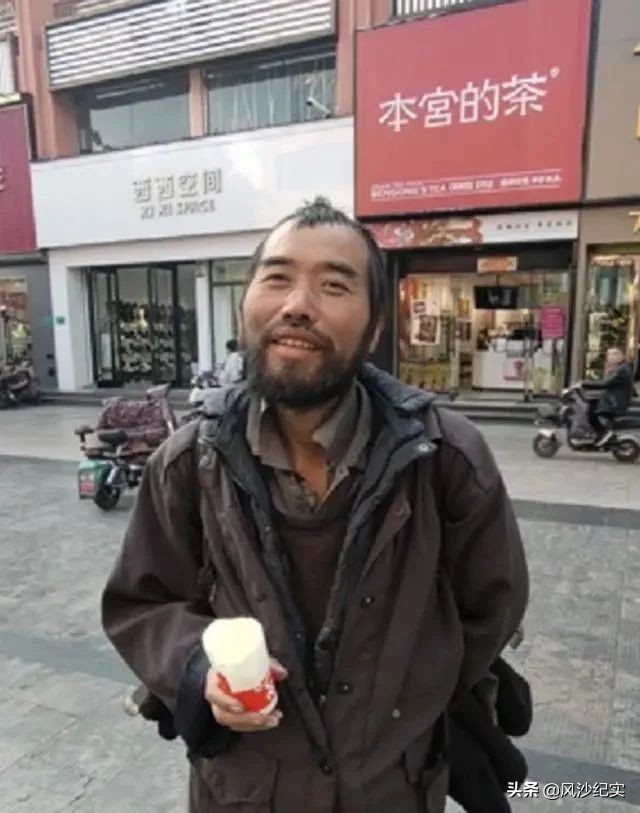 驻马店高考状元，曾在上海开公司当老板，如今扔掉手机流浪街头