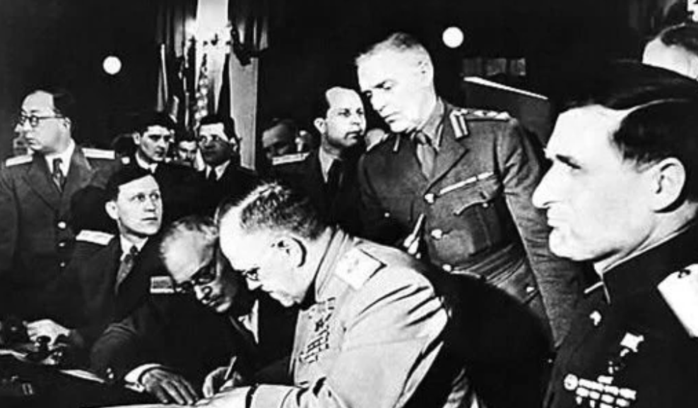 二战中希特勒有多残暴？送上万未成年孩子上战场，被俘后痛哭求饶