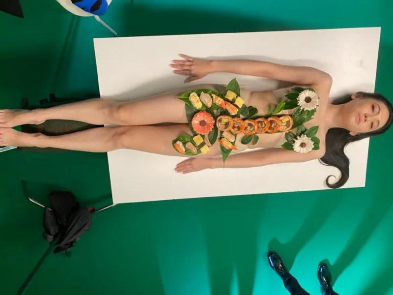 身价上亿的珠宝商砸800万当歌手拍“女体寿司”MV只赚了32元