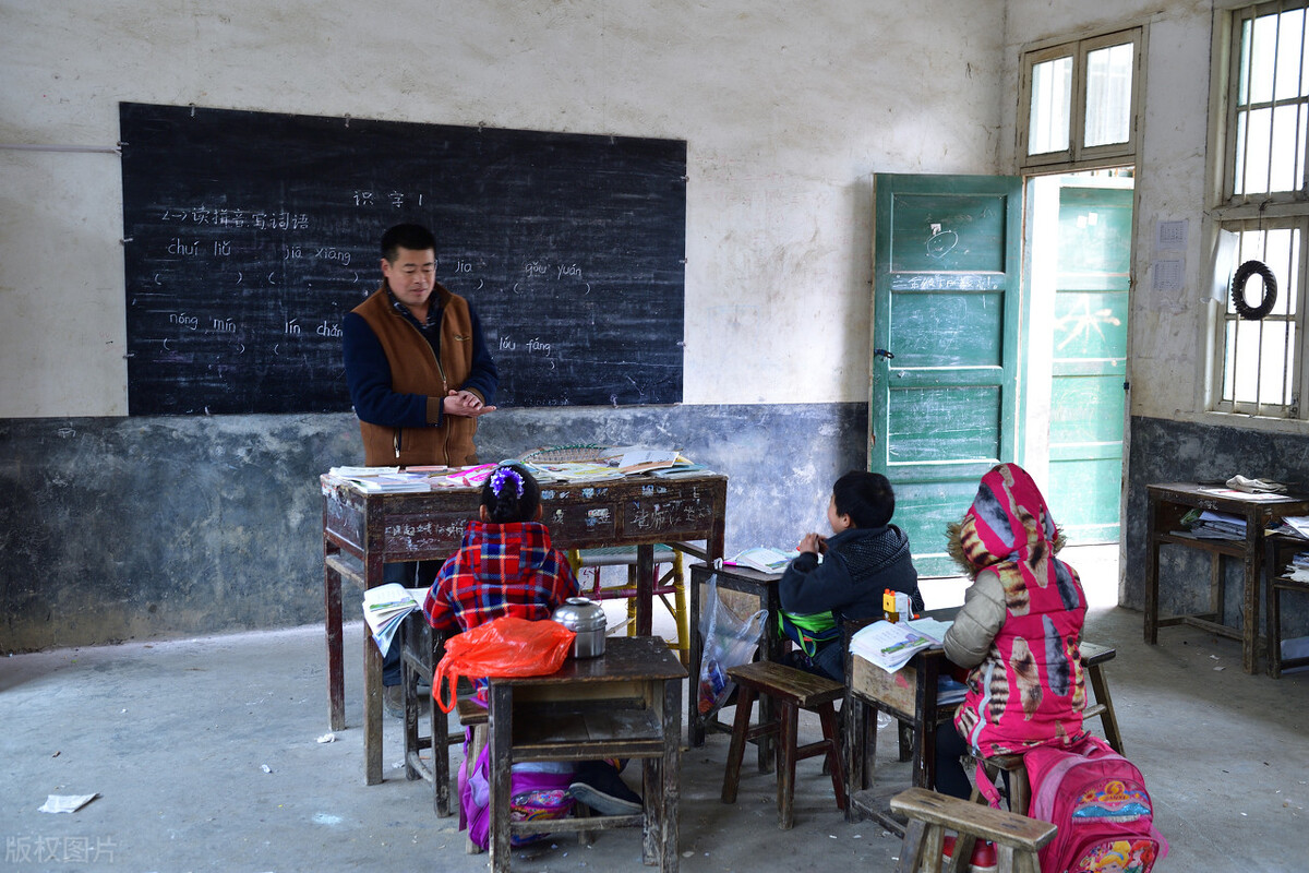 在如此惊人的数据背后,我不清楚这些消失的小学教师何去何从了.
