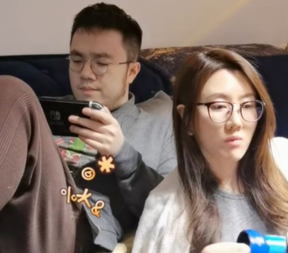 “宋丹丹儿媳”王博谷：嫁小7岁巴图连生两子，和婆婆相处成姐妹