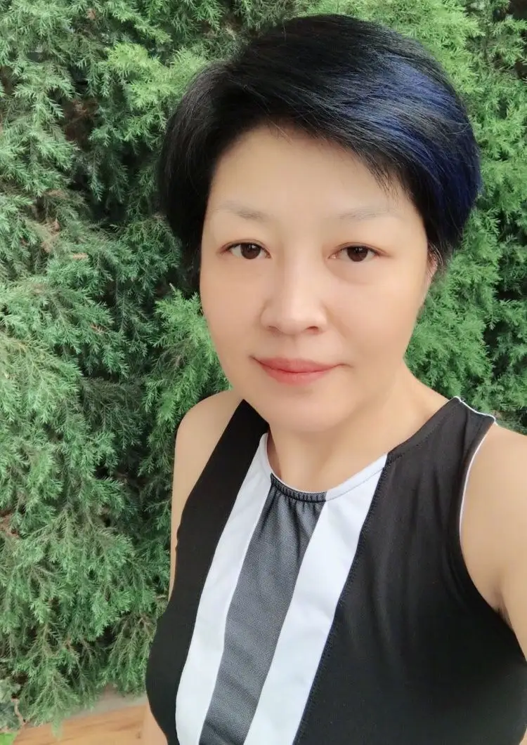 李咏的妻子哈文真挺会保养的，就算已经50多岁了，但仍爱赶时髦