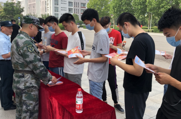 大学生士官（大学生当兵分等级）