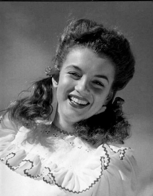 娱乐圈的大佬们利用梦露的先天优势,把她打造成一个"白痴美人",人们在