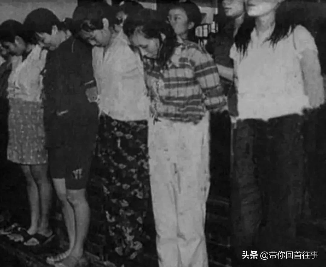 中国80年代最真实的12张老照片，你还记得他们吗