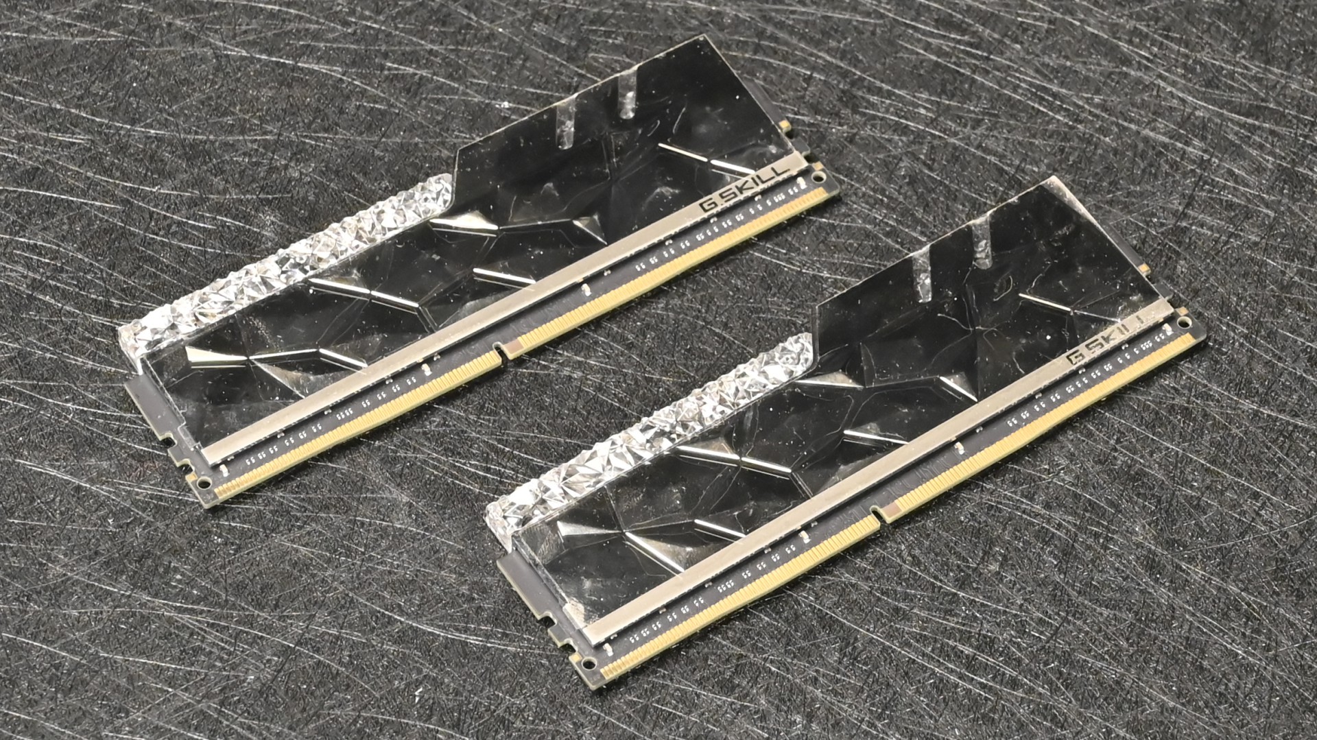 15款游戏实测 玩游戏买DDR4的锐龙7还是DDR5的酷睿i7？