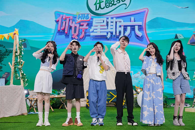 《你好星期六》露营，蔡文静把蓝天白云穿在了身上，清新凉爽