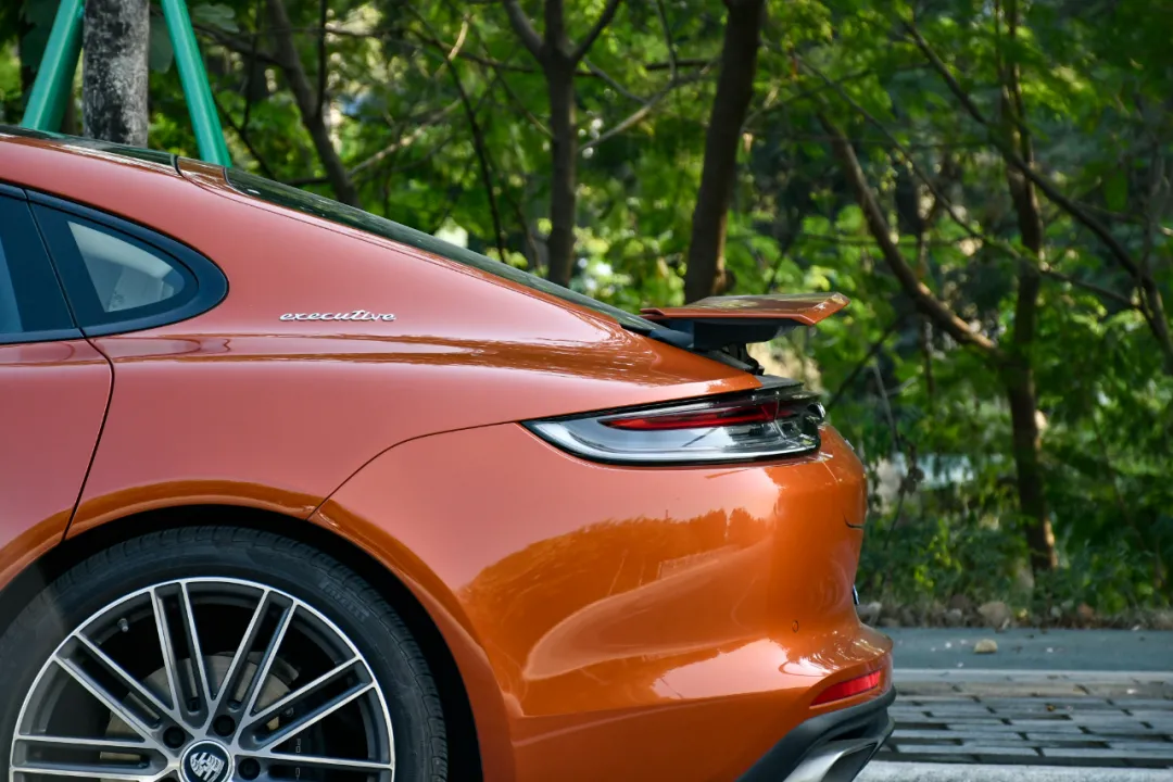 跑车的操控,豪车的舒适,这台保时捷比奔驰更香?