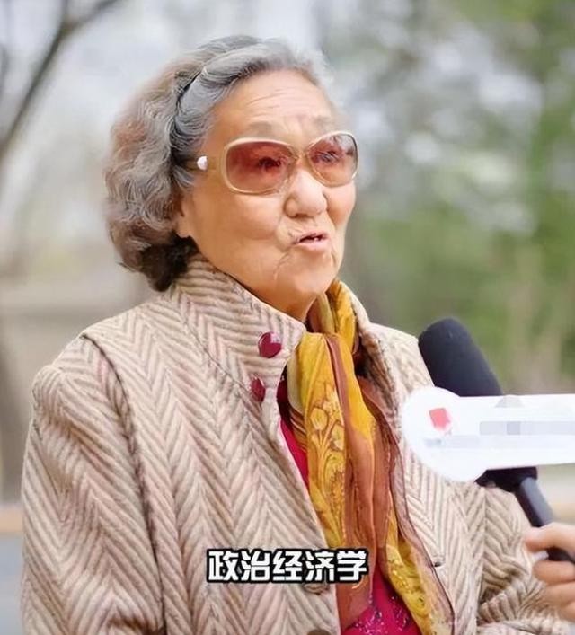 “一个月工资一年花不完”?91岁北大教授自曝退休金，网友酸了