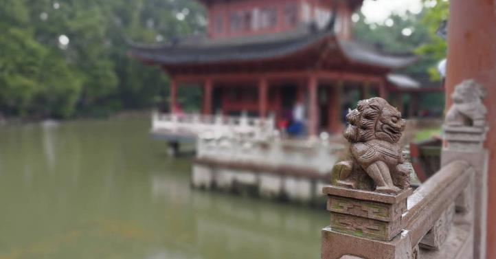 五律简单句中，122句式结构，读起来却是23结构