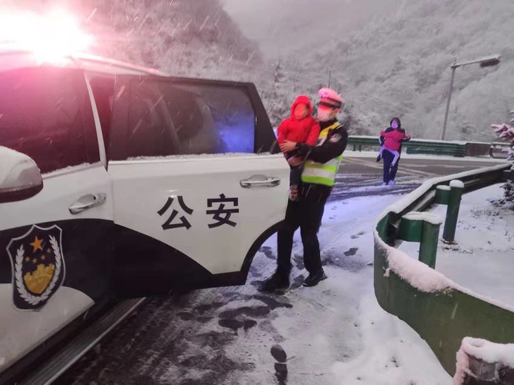 汉中高速交警圆满完成春节交通安保任务