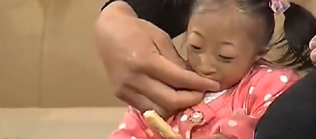 2009年，湖南女子生下重2斤“小猴子”，坐出租车被拒载：坐不下