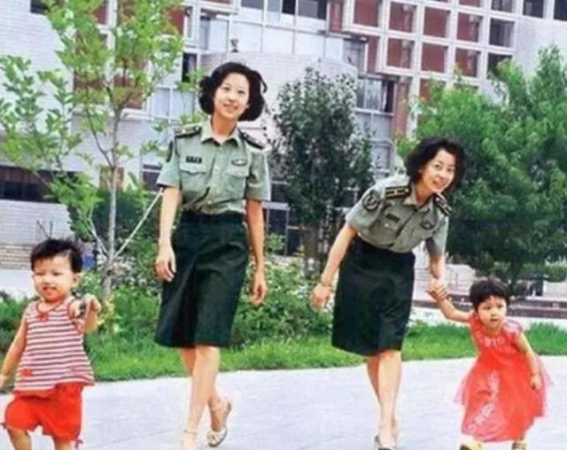 当年在阅兵仪式上“红遍中国”的双胞胎姐妹花，后来怎么样了？