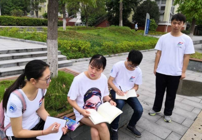 女大学生骑单车剐蹭宝马车，事后留字条致歉，车主感动不追究赔偿