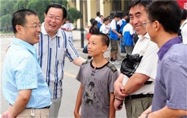 贵州神童13岁考上985，茅台承诺资助4年费用，为何仅1年就停了？