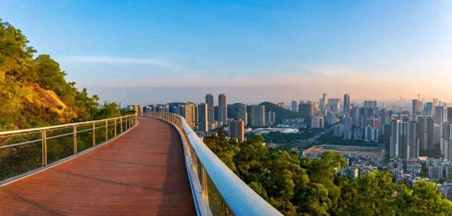 孩珠海旅游景点很多,例如珠海渔女,海滨公园,香山湖公园,圆明新园公园