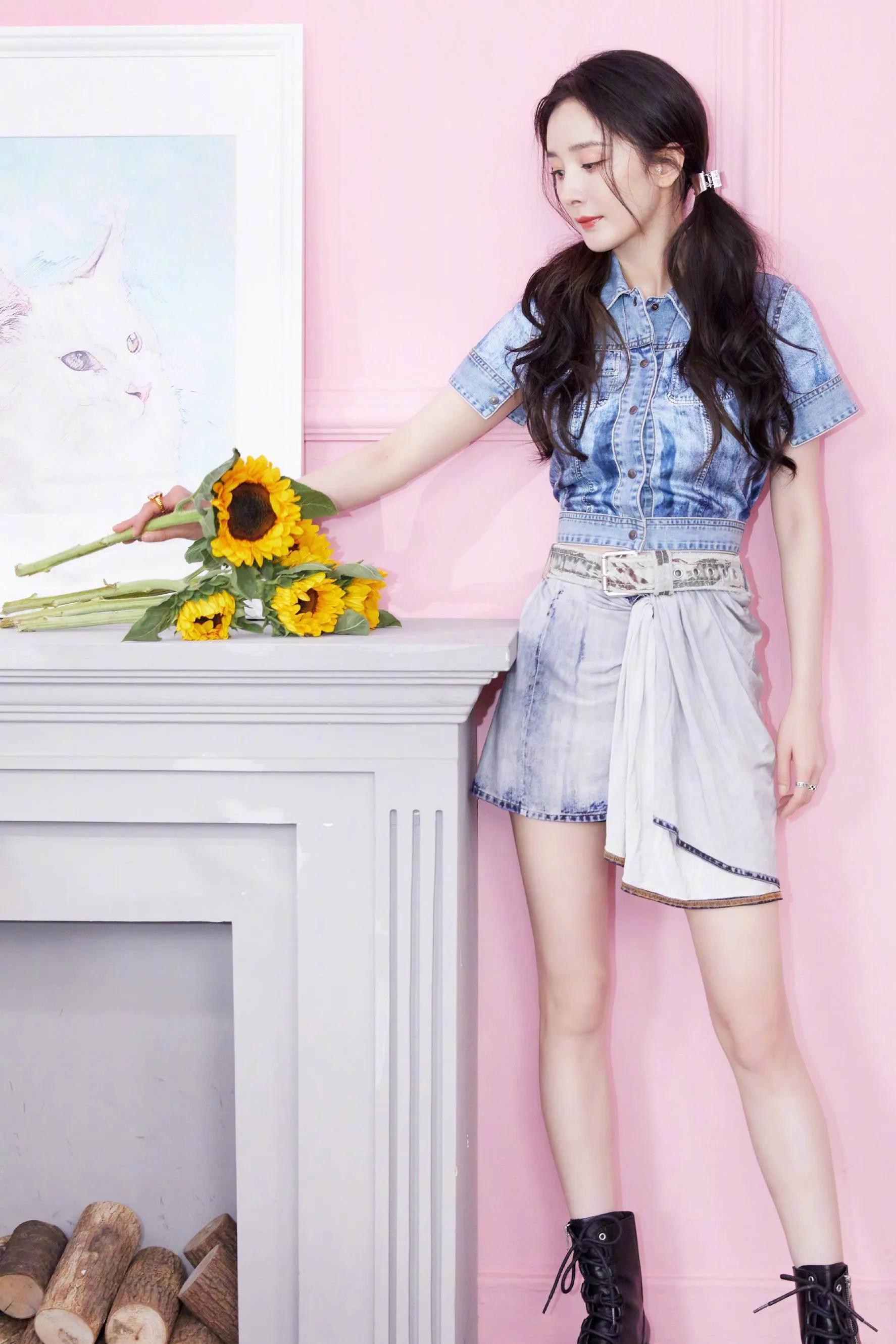 杨幂双尾麻花辫少女风—清新装扮，青春靓丽，俏皮灵动