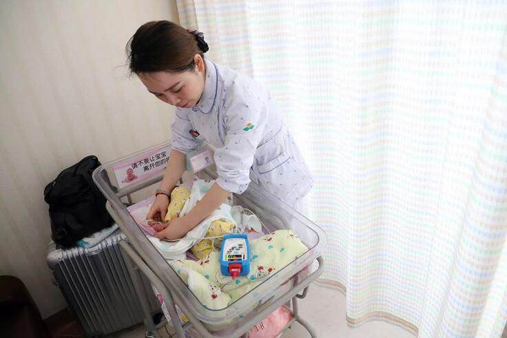 婴儿睡觉为什么会笑(宝宝一出生就有3个特征) - 乐宝宝贝