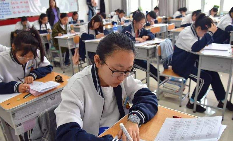 2005年独臂父亲参加家长会被笑话，校长发现父亲是救命恩人后下跪