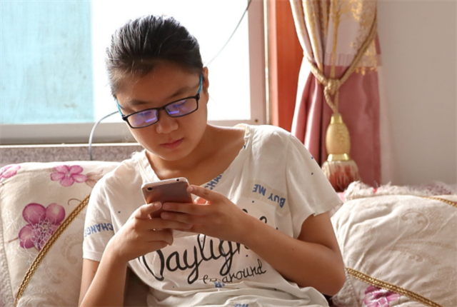 2017年山东农村四胞胎姐妹花同时考上大学，父母给他们买了部手机