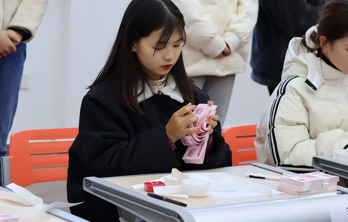 2022本科就业蓝皮书公布，4个专业亮“红牌”，大学生毕业即失业