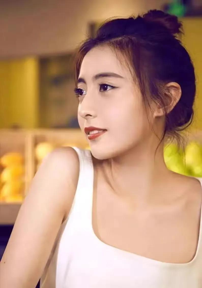 央视春晚主持张舒越:优雅唯美的高清写真图片欣赏