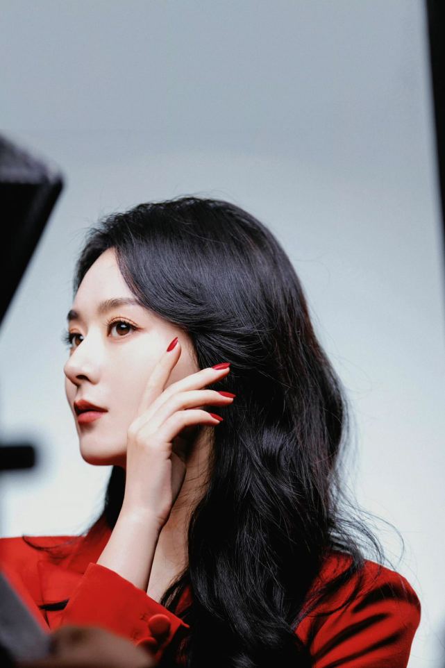 赵丽颖闷声干大事！穿中国红西装霸气侧漏，拿下代言就硬气不少