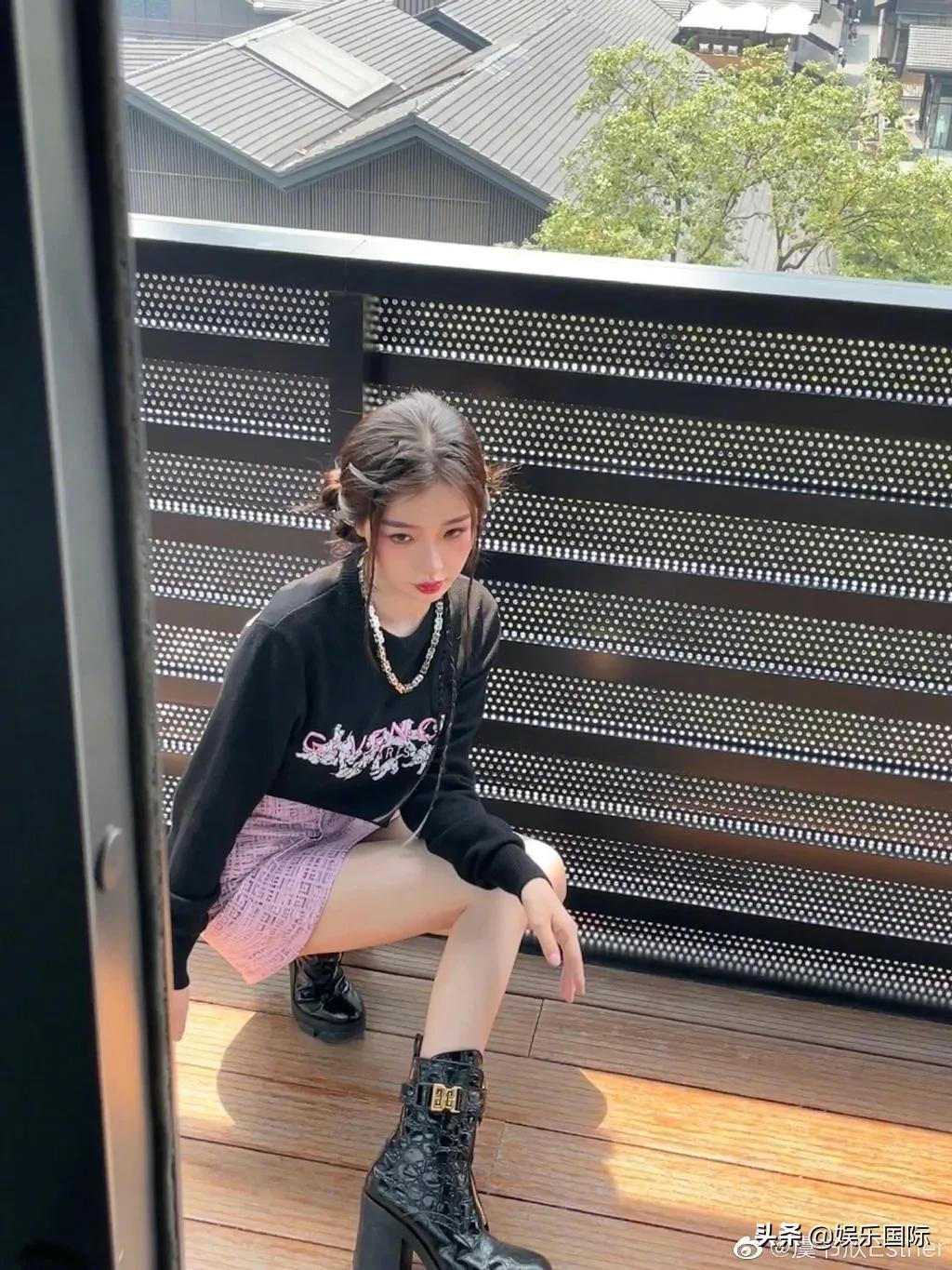 虞书欣晒美照娇艳迷人 穿小粉裙妆容精致