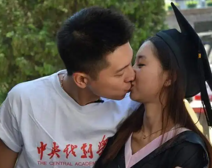 李小萌产后半年瘦一圈！拎6万元包凹造型，领口大敞秀出精致锁骨